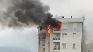 Eşyaları atıp evi ateşe verdi 