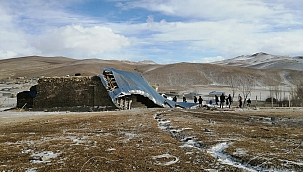 Fırtına çatıyı uçurdu! 