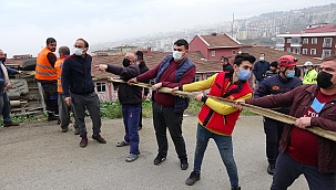 Freni boşalan kepçe 2 araca çarptı 