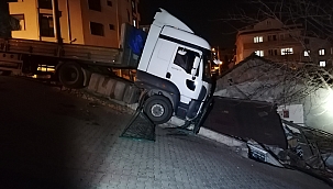 Freni boşalan tır eve çarptı 