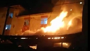 Gecekondu alev alev yandı