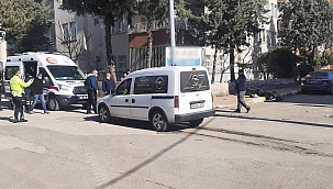 Hafif ticari araç ile motosiklet çarpıştı 