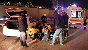 Hafif ticari araç ile otomobil çarpıştı