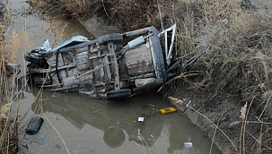 Hafif ticari araç kanala uçtu: 1 ölü 1 yaralı