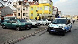 Hafif ticari araç otomobile çarptı: 2 yaralı 