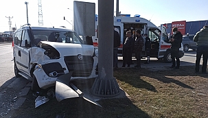 Hafif ticari araçlar çarpıştı: 2 yaralı
