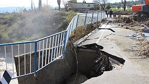 Hatay'da aşırı yağışta köprü çöktü 