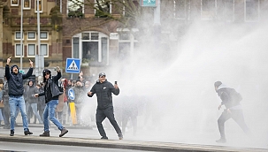 Hollanda'da karıştı: 30 gözaltı