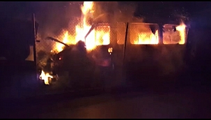 Hurda minibüs alevlere teslim oldu 