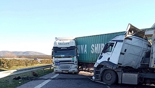 iki tır çarpıştı karayolu tır parkına döndü