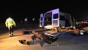 İşçi taşıyan minibüs TIR'a çarptı : 3 ölü 