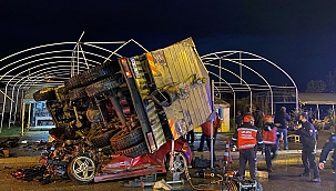 Kamyon kağıt gibi ezdiği: 1 ölü 4 yaralı 