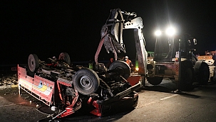 Kamyonet devrildi : 1ölü 1 yaralı