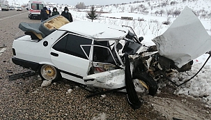 Kamyonet otomobile çarptı 