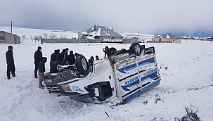 Kamyonet şarampole yuvarlandı: 3 yaralı 