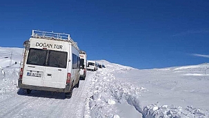 Karda mahsur kalan 6 araç kurtarıldı