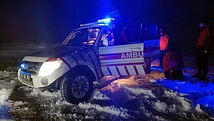 Karla mücadele ekipleri 2 hastayı kurtardı 