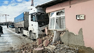 Kontrolden çıkan tır eve çarptı: 1 yaralı 