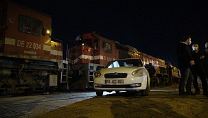 Lokomotif ile otomobil çarpıştı 