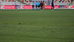 Malatya Stadı'nın zemini tepki çekti 
