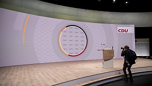 Merkel'in partisi yeni başkanını seçiyor