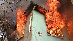 Metruk bina alev alev yandı 