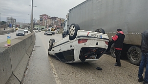 Minibüsle çarpışan otomobil takla attı