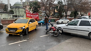 Motosiklet iki otomobille çarpıştı:1 yaralı