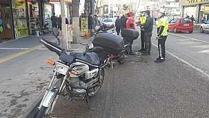 Motosiklet yayalara çarptı: 2 yaralı 