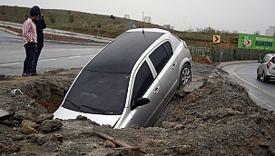 Otomobil çukura düştü faciadan dönüldü