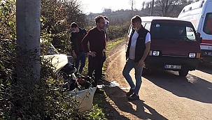 Otomobil elektrik direğine çarptı 