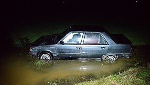 Otomobil su dolu tarlaya uçtu