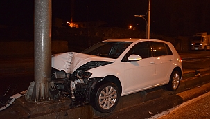 Otomobil yön tabela direğine çarptı