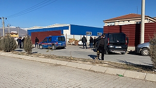 Otomobili parçalarken : 1 ölü