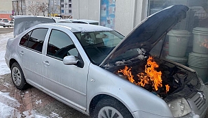 Otomobilin motor kısmı alev aldı 