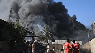 Pakistan'da boya fabrikasında yangın 