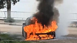 Park halindeki lüks otomobil yandı