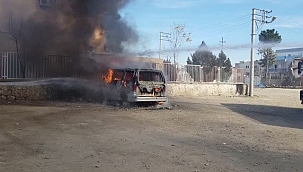 Park halindeki minibüs küle döndü