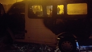 Park halindeki ticari araç alev aldı 