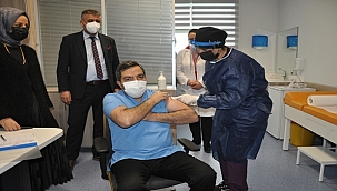 Sağlık görevlilerine aşılar vurulmaya başladı