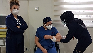 Sağlık görevlilerinin aşılanmaları sürüyor 