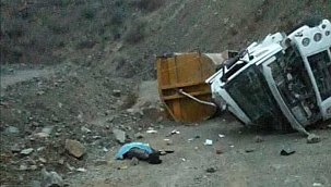 Şarampole devrilen tırın sürücüsü öldü 