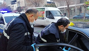 Silahla oynarken kendini yaraladı 