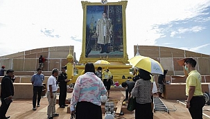 Tayland'da 'Kral'a ihanetten" ilk tutuklama! 