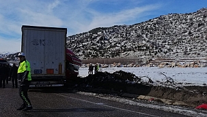 Tır kayarak yoldan çıktı! 