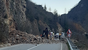 Tirebolu-Doğankent karayolunda heyelan 