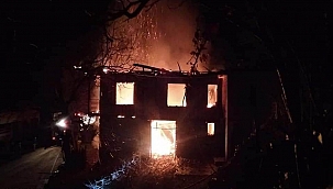Yanan ev kullanılamaz hale geldi