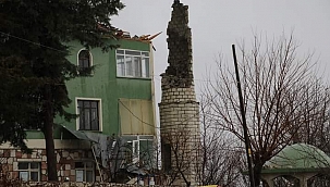 Yıldırım düşen caminin minaresi yıkıldı 