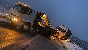 Yoğun kar nedeniyle tır yola savruldu 