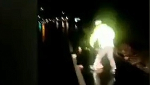 Yoldaki taşları elleriyle temizledi 